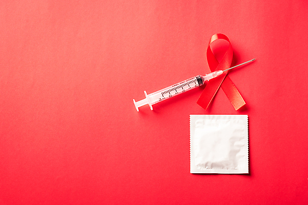 포토 JPG 해외이미지 리본 캠페인 실내 주사기 사람없음 빨간색 예방 빨간배경 에이즈 콘돔 세계에이즈의날 해외포토 기념일 컬러 백그라운드 의료기기 내부 질병 피임기구 파일형식