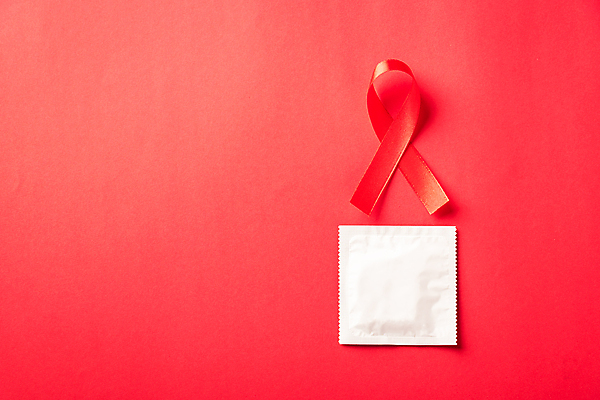 포토 JPG 해외이미지 리본 캠페인 실내 사람없음 빨간색 예방 빨간배경 에이즈 콘돔 세계에이즈의날 해외포토 기념일 컬러 백그라운드 내부 질병 피임기구 파일형식