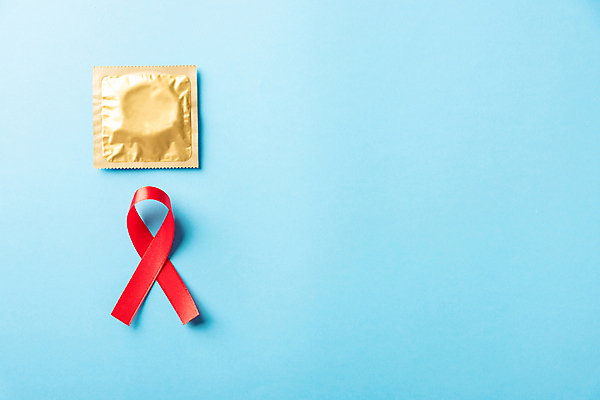 포토 JPG 해외이미지 리본 캠페인 실내 사람없음 빨간색 예방 파란배경 에이즈 콘돔 세계에이즈의날 해외포토 기념일 컬러 백그라운드 내부 파란색 질병 피임기구 파일형식