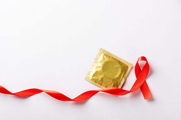 포토 JPG 해외이미지 리본 캠페인 실내 사람없음 빨간색 흰배경 예방 에이즈 콘돔 세계에이즈의날 해외포토 기념일 컬러 백그라운드 내부 흰색 질병 피임기구 파일형식
