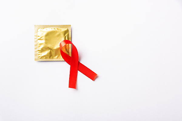포토 JPG 해외이미지 리본 캠페인 실내 사람없음 빨간색 흰배경 예방 에이즈 콘돔 세계에이즈의날 해외포토 기념일 컬러 백그라운드 내부 흰색 질병 피임기구 파일형식