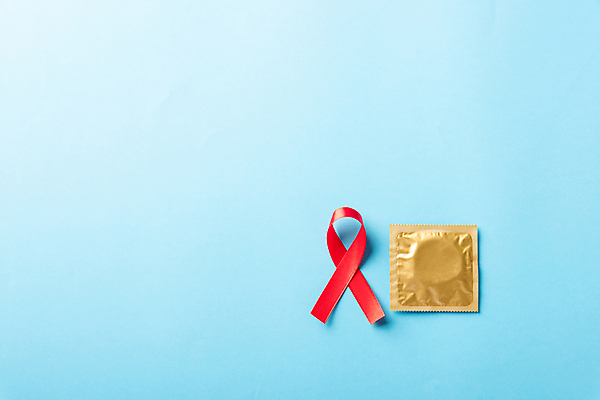 포토 JPG 해외이미지 리본 캠페인 실내 사람없음 빨간색 예방 파란배경 에이즈 콘돔 세계에이즈의날 해외포토 기념일 컬러 백그라운드 내부 파란색 질병 피임기구 파일형식