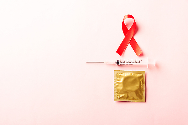 포토 JPG 해외이미지 리본 캠페인 실내 주사기 사람없음 빨간색 예방 에이즈 콘돔 분홍색배경 세계에이즈의날 해외포토 기념일 분홍색 컬러 백그라운드 의료기기 내부 질병 피임기구 파일형식