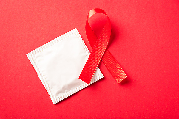 포토 JPG 해외이미지 리본 캠페인 실내 사람없음 빨간색 예방 빨간배경 에이즈 콘돔 세계에이즈의날 해외포토 기념일 컬러 백그라운드 내부 질병 피임기구 파일형식