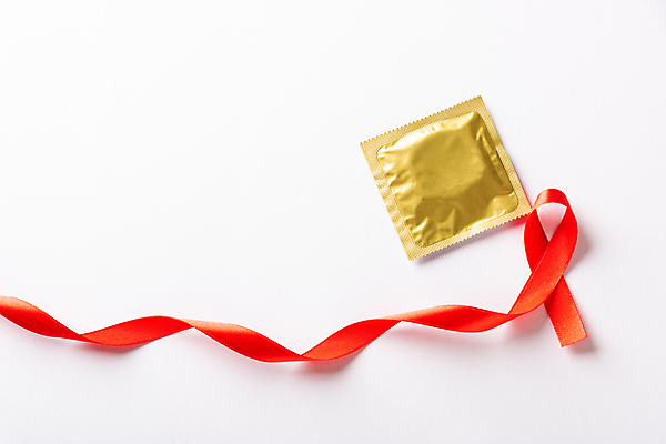 포토 JPG 해외이미지 리본 캠페인 실내 사람없음 빨간색 흰배경 예방 에이즈 콘돔 세계에이즈의날 해외포토 기념일 컬러 백그라운드 내부 흰색 질병 피임기구 파일형식