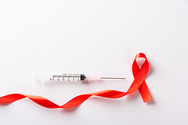 포토 JPG 해외이미지 리본 캠페인 실내 주사기 사람없음 빨간색 흰배경 예방 에이즈 예방주사 세계에이즈의날 해외포토 기념일 컬러 백그라운드 의료기기 내부 흰색 질병 파일형식