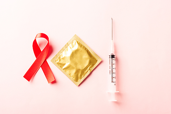 포토 JPG 해외이미지 리본 캠페인 실내 주사기 사람없음 빨간색 예방 에이즈 콘돔 분홍색배경 세계에이즈의날 해외포토 기념일 분홍색 컬러 백그라운드 의료기기 내부 질병 피임기구 파일형식