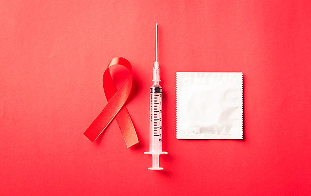 포토 JPG 해외이미지 리본 캠페인 실내 주사기 사람없음 빨간색 예방 빨간배경 에이즈 콘돔 세계에이즈의날 해외포토 기념일 컬러 백그라운드 의료기기 내부 질병 피임기구 파일형식