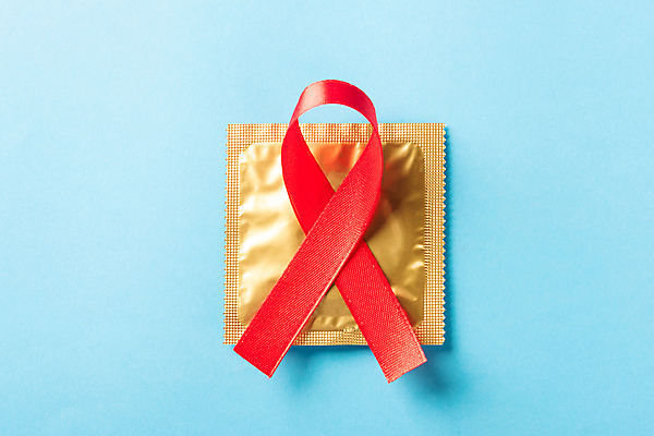 포토 JPG 해외이미지 리본 캠페인 실내 사람없음 빨간색 예방 파란배경 에이즈 콘돔 세계에이즈의날 해외포토 기념일 컬러 백그라운드 내부 파란색 질병 피임기구 파일형식