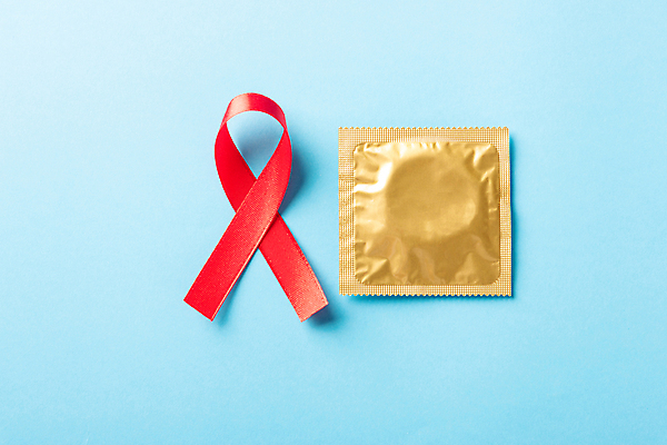 포토 JPG 해외이미지 리본 캠페인 실내 사람없음 빨간색 예방 파란배경 에이즈 콘돔 세계에이즈의날 해외포토 기념일 컬러 백그라운드 내부 파란색 질병 피임기구 파일형식