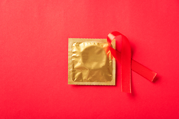 포토 JPG 해외이미지 리본 캠페인 실내 사람없음 빨간색 예방 빨간배경 에이즈 콘돔 세계에이즈의날 해외포토 기념일 컬러 백그라운드 내부 질병 피임기구 파일형식