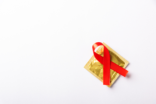 포토 JPG 해외이미지 리본 캠페인 실내 사람없음 빨간색 흰배경 예방 에이즈 콘돔 세계에이즈의날 해외포토 기념일 컬러 백그라운드 내부 흰색 질병 피임기구 파일형식