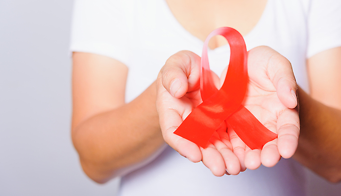 포토 JPG 해외이미지 여자 리본 캠페인 실내 한명 들기 사람 상반신 성인 앞모습 빨간색 흰배경 예방 보여주기 에이즈 성인여자한명만 세계에이즈의날 해외포토 1 기념일 뷰포인트 컬러 백그라운드 모션 내부 흰색 질병 여자한명만 성인여자만 파일형식