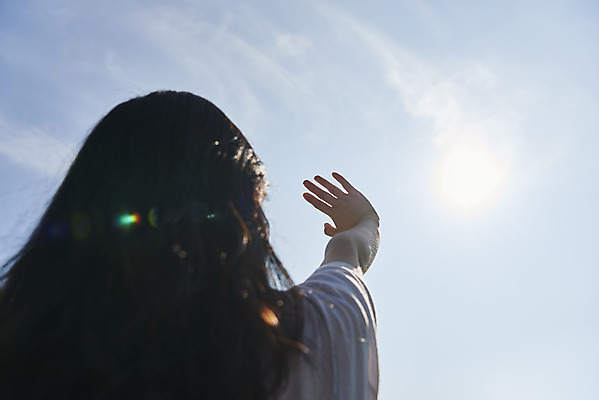포토 JPG 주간 여자 로우앵글 하늘 날씨 한명 상반신 20대 성인 야외 뒷모습 여름 햇빛 태양 한국인 가림 더위 손뻗기 성인여자한명만 국내포토 자연요소 1 계절 뷰포인트 모션 사람 동양인 청년 여자한명만 성인여자만 파일형식