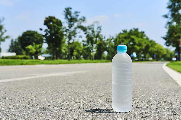 포토 JPG 주간 도로 날씨 풍경 사람없음 야외 아웃포커스 여름 더위 물병 국내포토 자연요소 계절 길 교통시설 촬영기법 물통 파일형식