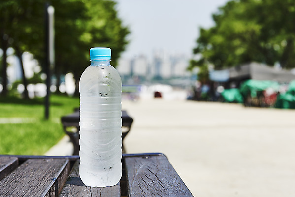 포토 JPG 주간 벤치 날씨 풍경 사람없음 야외 아웃포커스 여름 더위 물병 여의도 국내포토 자연요소 계절 의자 서울 촬영기법 물통 파일형식