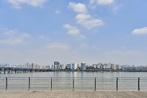 포토 JPG 주간 구름 하늘 날씨 풍경 사람없음 야외 여름 더위 마포대교 여의도 한강공원 국내포토 자연요소 계절 공원 서울 다리_건축물 한강 파일형식