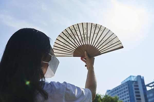 포토 JPG 주간 여자 로우앵글 하늘 날씨 마스크 한명 들기 상반신 20대 성인 야외 뒷모습 여름 햇빛 태양 한국인 가림 부채 더위 성인여자한명만 국내포토 자연요소 1 계절 뷰포인트 모션 사람 동양인 청년 여자한명만 성인여자만 파일형식