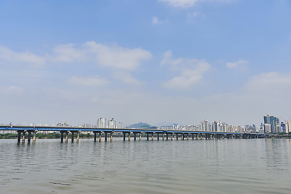 포토 JPG 주간 구름 하늘 날씨 풍경 사람없음 야외 여름 더위 한강 마포대교 여의도 국내포토 자연요소 계절 서울 다리_건축물 랜드마크 파일형식