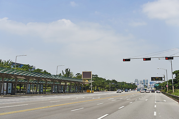 포토 JPG 주간 도로 하늘 날씨 풍경 사람없음 야외 여름 버스정류장 더위 신호등 여의도 국내포토 자연요소 계절 길 교통시설 서울 역 파일형식