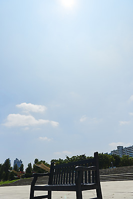 포토 JPG 주간 벤치 하늘 날씨 풍경 사람없음 야외 여름 햇빛 태양 더위 여의도 한강공원 국내포토 자연요소 계절 공원 의자 서울 한강 파일형식