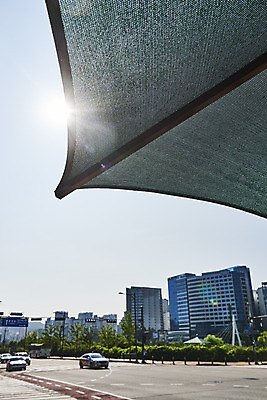 포토 JPG 주간 도로 로우앵글 자동차 날씨 풍경 사람없음 야외 건물 여름 햇빛 태양 더위 그늘막 국내포토 자연요소 건축물 계절 길 육상교통 뷰포인트 교통시설 그늘 파일형식