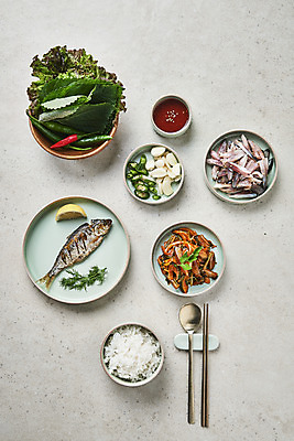 포토 JPG 스튜디오촬영 접시 젓가락 고추 밥 실내 마늘 사람없음 하이앵글 숟가락 상추 깻잎 전어 전어회 초고추장 회무침 제철음식 전어구이 국내포토 식기 음식 뷰포인트 채소 수저 어류 내부 회 양념 생선구이 무침 제철 파일형식