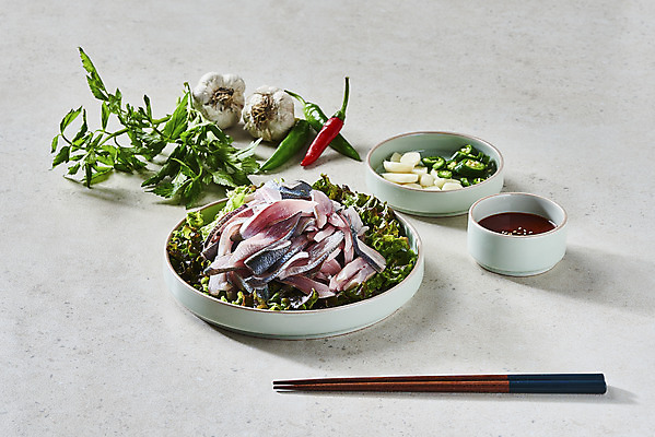 포토 JPG 스튜디오촬영 접시 젓가락 고추 실내 마늘 사람없음 전어 전어회 초고추장 통마늘 제철음식 국내포토 식기 음식 채소 수저 어류 내부 회 양념 제철 파일형식