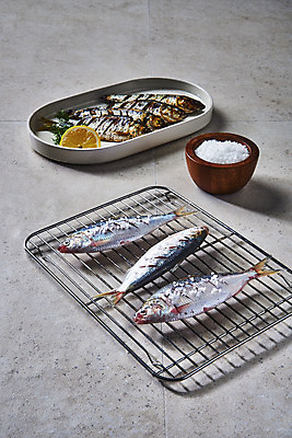 포토 JPG 스튜디오촬영 접시 실내 사람없음 그릴 소금 전어 제철음식 전어구이 국내포토 식기 음식 주방용품 어류 내부 생선구이 제철 파일형식