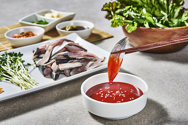 포토 JPG 스튜디오촬영 접시 실내 사람없음 상추 무순 나무젓가락 전어 전어회 젓가락질 초고추장 제철음식 국내포토 식기 음식 채소 젓가락 어류 손짓 내부 회 양념 새싹채소 제철 파일형식