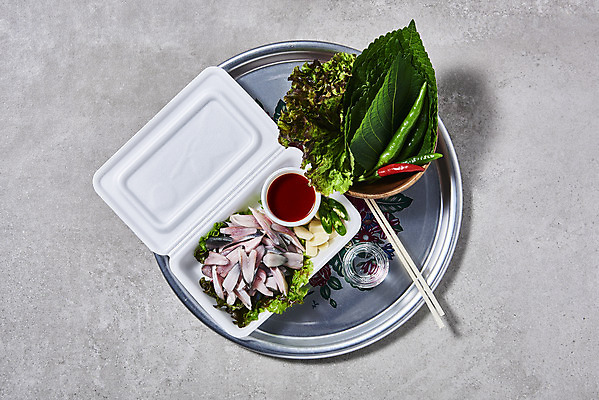 포토 JPG 스튜디오촬영 고추 쟁반 실내 마늘 사람없음 하이앵글 상추 깻잎 소주 나무젓가락 소주잔 전어 전어회 초고추장 포장용기 제철음식 국내포토 음식 뷰포인트 채소 술잔 젓가락 주류 어류 내부 회 양념 제철 포장재료 파일형식