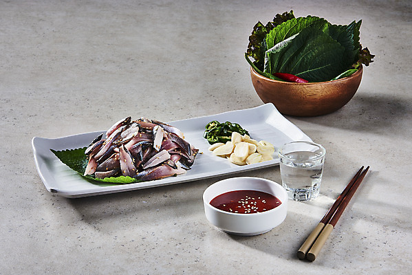 포토 JPG 스튜디오촬영 접시 고추 실내 마늘 사람없음 깻잎 나무젓가락 소주잔 전어 전어회 초고추장 제철음식 국내포토 식기 음식 채소 술잔 젓가락 어류 내부 회 양념 소주 제철 파일형식