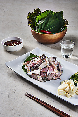 포토 JPG 스튜디오촬영 접시 실내 마늘 사람없음 깻잎 소주 나무젓가락 소주잔 전어 전어회 초고추장 제철음식 국내포토 식기 음식 채소 술잔 젓가락 주류 어류 내부 회 양념 제철 파일형식