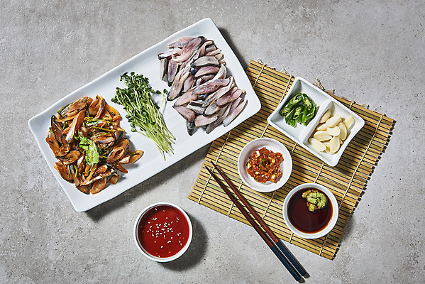 포토 JPG 스튜디오촬영 접시 고추 실내 마늘 사람없음 하이앵글 된장 간장 무순 나무젓가락 나무발 전어 전어회 초고추장 회무침 제철음식 국내포토 식기 음식 뷰포인트 채소 젓가락 어류 내부 회 양념 무침 새싹채소 제철 파일형식