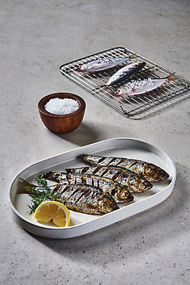 포토 JPG 스튜디오촬영 접시 실내 사람없음 그릴 레몬 소금 전어 제철음식 전어구이 국내포토 식기 음식 과일 주방용품 어류 내부 생선구이 제철 파일형식