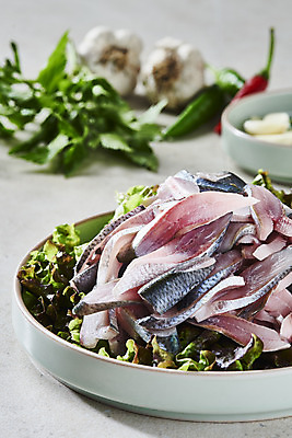 포토 JPG 스튜디오촬영 접시 실내 근접촬영 사람없음 아웃포커스 담기 전어 전어회 제철음식 국내포토 식기 음식 뷰포인트 모션 촬영기법 어류 내부 회 제철 파일형식