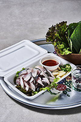 포토 JPG 스튜디오촬영 쟁반 실내 마늘 사람없음 상추 깻잎 소주잔 전어 전어회 초고추장 포장용기 제철음식 국내포토 음식 채소 술잔 어류 내부 회 양념 소주 제철 포장재료 파일형식