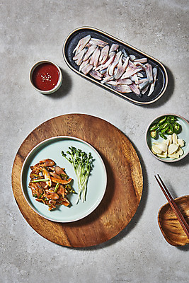 포토 JPG 스튜디오촬영 접시 고추 실내 마늘 사람없음 하이앵글 무순 나무젓가락 나무쟁반 전어 전어회 초고추장 회무침 제철음식 국내포토 식기 음식 뷰포인트 채소 젓가락 쟁반 어류 내부 목재 회 양념 무침 새싹채소 제철 파일형식