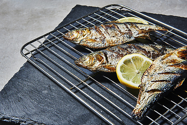 포토 JPG 스튜디오촬영 실내 사람없음 그릴 레몬 돌판 전어 제철음식 전어구이 국내포토 음식 과일 주방용품 어류 내부 돌_바위 생선구이 제철 파일형식