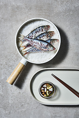 포토 JPG 스튜디오촬영 접시 실내 사람없음 하이앵글 프라이팬 간장 소금 나무젓가락 전어 제철음식 국내포토 식기 음식 뷰포인트 젓가락 주방용품 어류 내부 양념 제철 파일형식