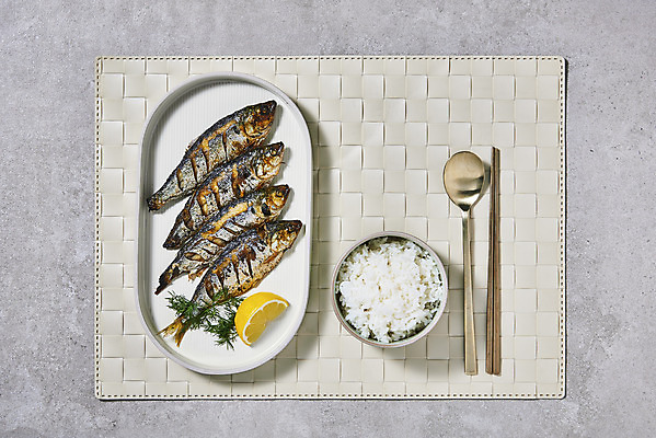 포토 JPG 스튜디오촬영 접시 젓가락 밥 실내 사람없음 하이앵글 숟가락 레몬 전어 테이블매트 플랫레이 제철음식 전어구이 국내포토 식기 음식 뷰포인트 과일 수저 어류 내부 식탁보 플랫 생선구이 제철 파일형식