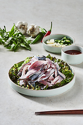 포토 JPG 스튜디오촬영 접시 고추 실내 마늘 사람없음 나무젓가락 전어 전어회 초고추장 통마늘 제철음식 국내포토 식기 음식 채소 젓가락 어류 내부 회 양념 제철 파일형식