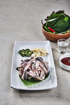 포토 JPG 스튜디오촬영 접시 고추 실내 마늘 사람없음 깻잎 소주잔 전어 전어회 초고추장 제철음식 국내포토 식기 음식 채소 술잔 어류 내부 회 양념 소주 제철 파일형식