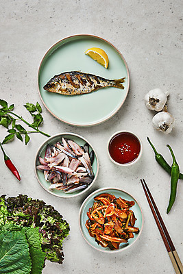 포토 JPG 스튜디오촬영 접시 고추 실내 사람없음 하이앵글 상추 레몬 깻잎 나무젓가락 전어 전어회 초고추장 통마늘 회무침 플랫레이 제철음식 전어구이 국내포토 식기 음식 뷰포인트 채소 과일 젓가락 마늘 어류 내부 회 양념 플랫 생선구이 무침 제철 파일형식