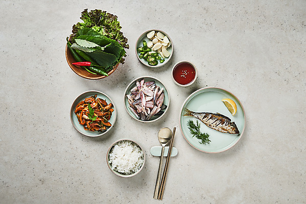 포토 JPG 스튜디오촬영 접시 젓가락 고추 밥 실내 마늘 사람없음 하이앵글 숟가락 상추 레몬 깻잎 수저받침대 전어 전어회 초고추장 회무침 제철음식 전어구이 국내포토 식기 음식 뷰포인트 채소 과일 수저 어류 내부 회 양념 받침대 생선구이 무침 제철 파일형식