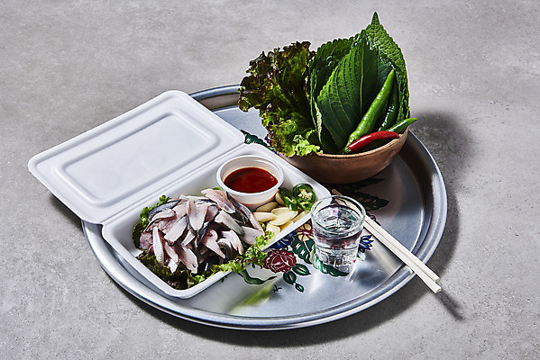 포토 JPG 스튜디오촬영 고추 쟁반 실내 마늘 사람없음 상추 깻잎 나무젓가락 소주잔 전어 전어회 초고추장 포장용기 제철음식 국내포토 음식 채소 술잔 젓가락 어류 내부 회 양념 소주 제철 포장재료 파일형식