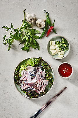 포토 JPG 스튜디오촬영 접시 고추 실내 마늘 사람없음 하이앵글 상추 나무젓가락 전어 전어회 초고추장 통마늘 플랫레이 제철음식 국내포토 식기 음식 뷰포인트 채소 젓가락 어류 내부 회 양념 플랫 제철 파일형식