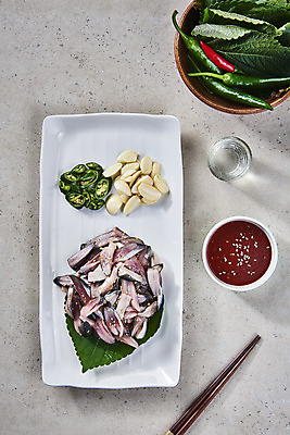 포토 JPG 스튜디오촬영 접시 고추 실내 마늘 사람없음 하이앵글 깻잎 소주 나무젓가락 소주잔 전어 전어회 초고추장 제철음식 국내포토 식기 음식 뷰포인트 채소 술잔 젓가락 주류 어류 내부 회 양념 제철 파일형식