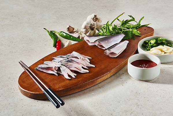 포토 JPG 스튜디오촬영 접시 젓가락 고추 실내 마늘 사람없음 나무젓가락 나무도마 전어 전어회 초고추장 통마늘 제철음식 국내포토 식기 음식 채소 도마 수저 어류 내부 목재 회 양념 제철 파일형식