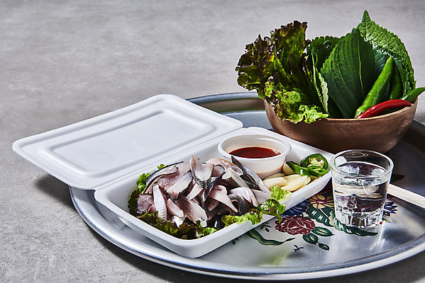 포토 JPG 스튜디오촬영 고추 쟁반 실내 마늘 사람없음 상추 깻잎 소주잔 전어 전어회 초고추장 포장용기 제철음식 국내포토 음식 채소 술잔 어류 내부 회 양념 소주 제철 포장재료 파일형식